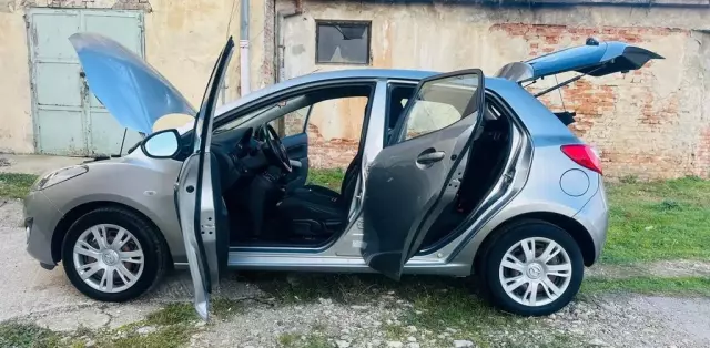 MAZDA 2 