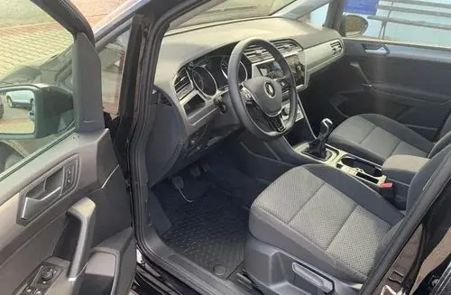 VOLKSWAGEN Touran 