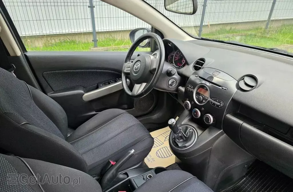 MAZDA 2 