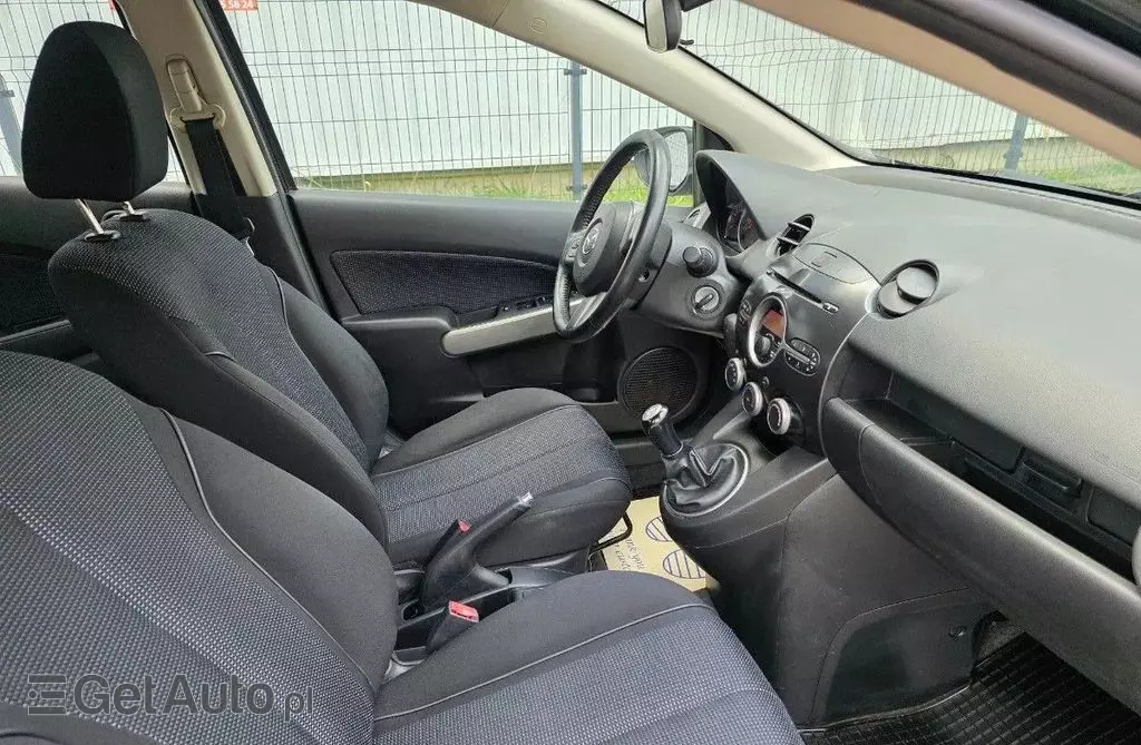 MAZDA 2 