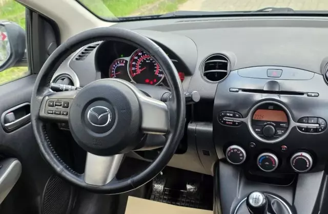MAZDA 2 