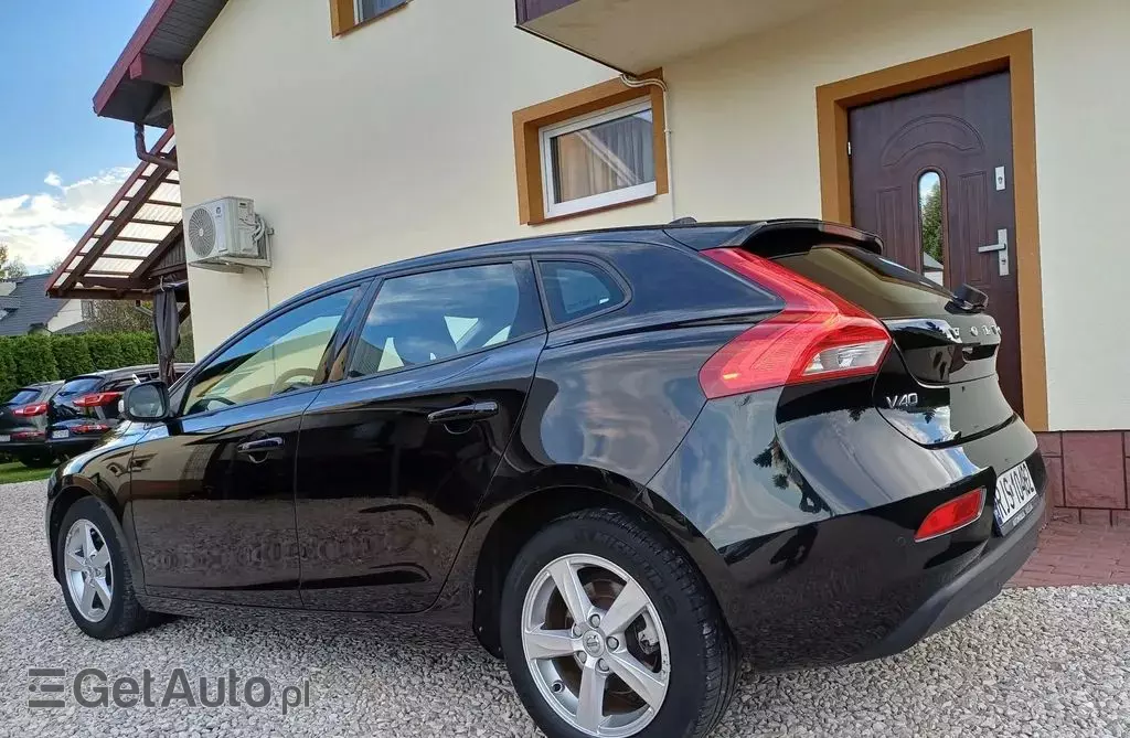 VOLVO V40 
