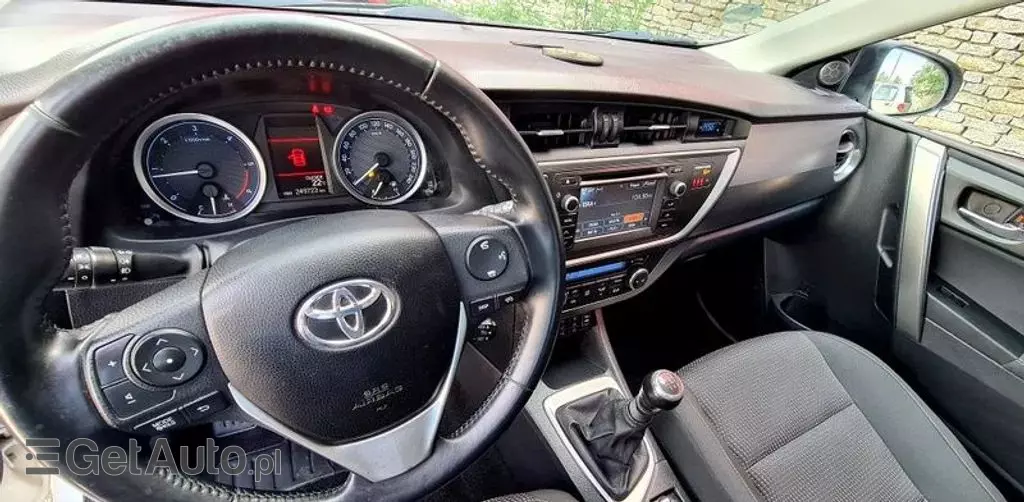 TOYOTA Auris 