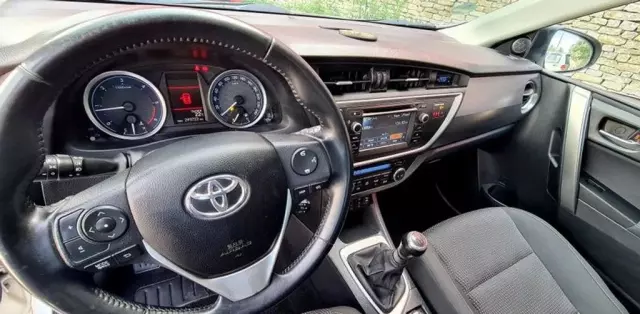 TOYOTA Auris 