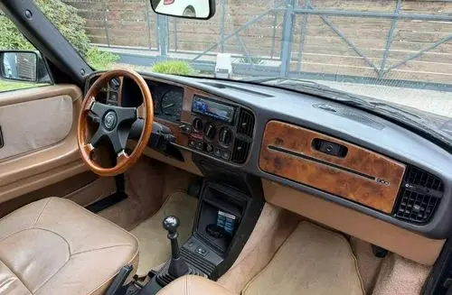 SAAB 900 