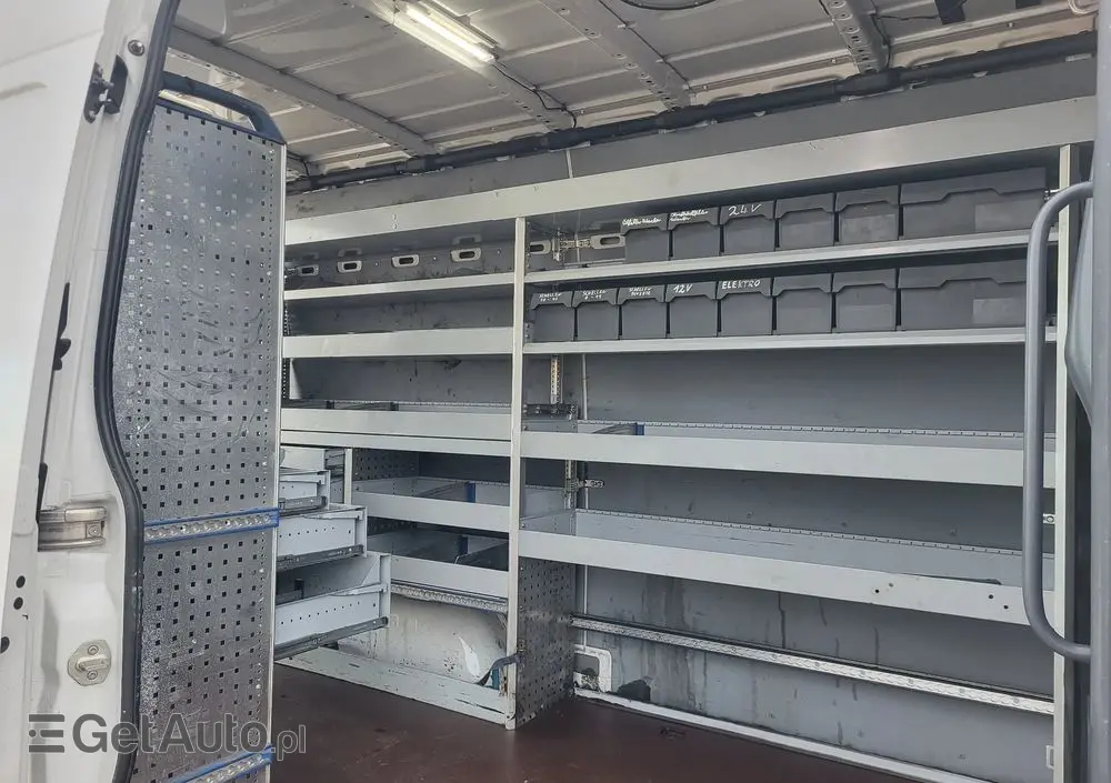 VOLKSWAGEN Crafter blaszak z zabudową warsztatową sortimo klima super stan 