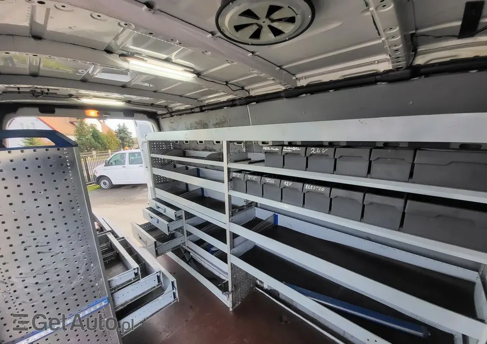 VOLKSWAGEN Crafter blaszak z zabudową warsztatową sortimo klima super stan 