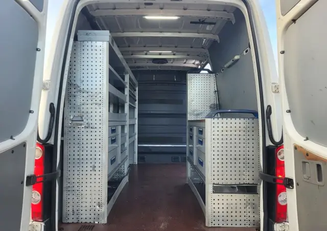 VOLKSWAGEN Crafter blaszak z zabudową warsztatową sortimo klima super stan 