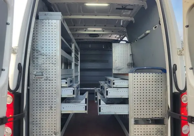 VOLKSWAGEN Crafter blaszak z zabudową warsztatową sortimo klima super stan 