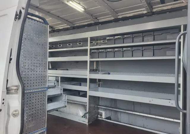 VOLKSWAGEN Crafter blaszak z zabudową warsztatową sortimo klima super stan 