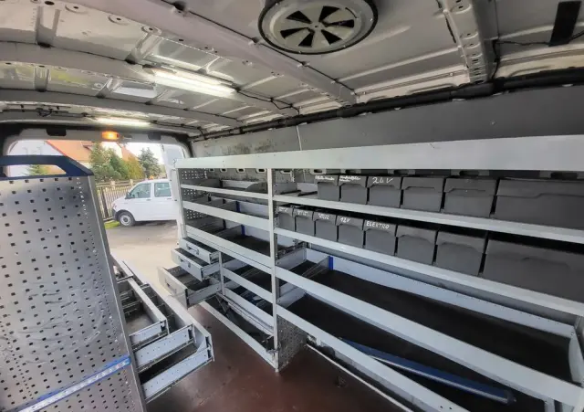 VOLKSWAGEN Crafter blaszak z zabudową warsztatową sortimo klima super stan 