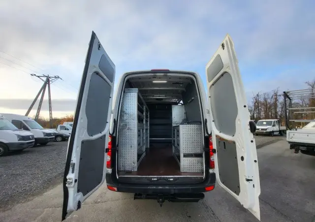 VOLKSWAGEN Crafter blaszak z zabudową warsztatową sortimo klima super stan 