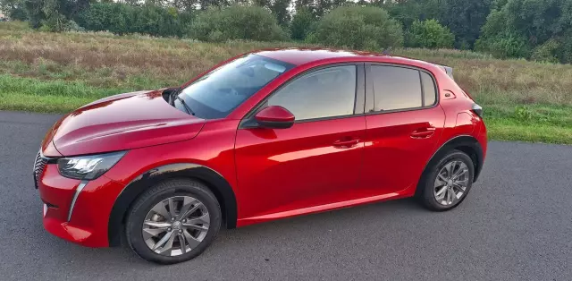 PEUGEOT 208 E-208 50 kWh (136 KM)