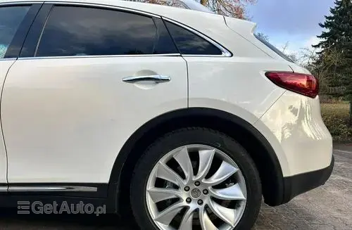 INFINITI QX70 