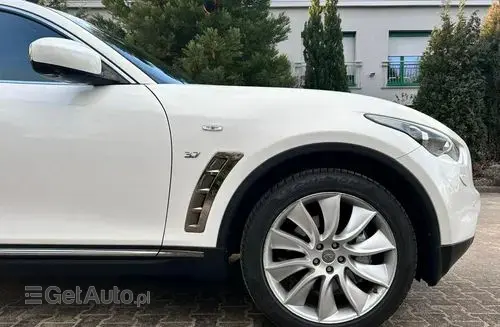 INFINITI QX70 
