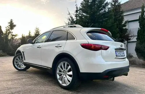 INFINITI QX70 