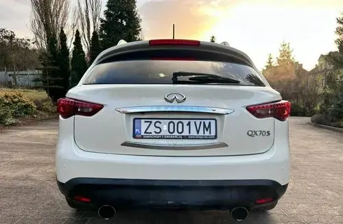 INFINITI QX70 