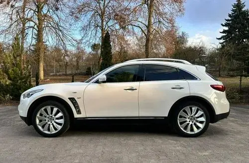 INFINITI QX70 