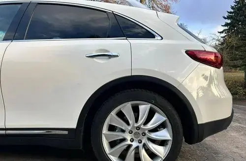 INFINITI QX70 