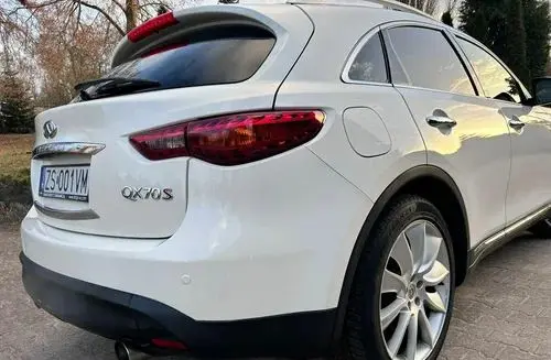 INFINITI QX70 