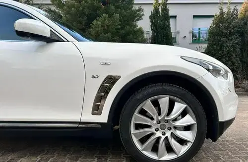 INFINITI QX70 