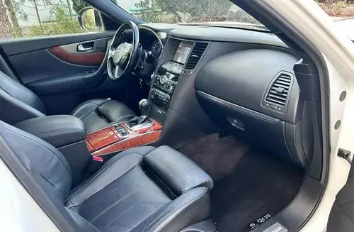INFINITI QX70 
