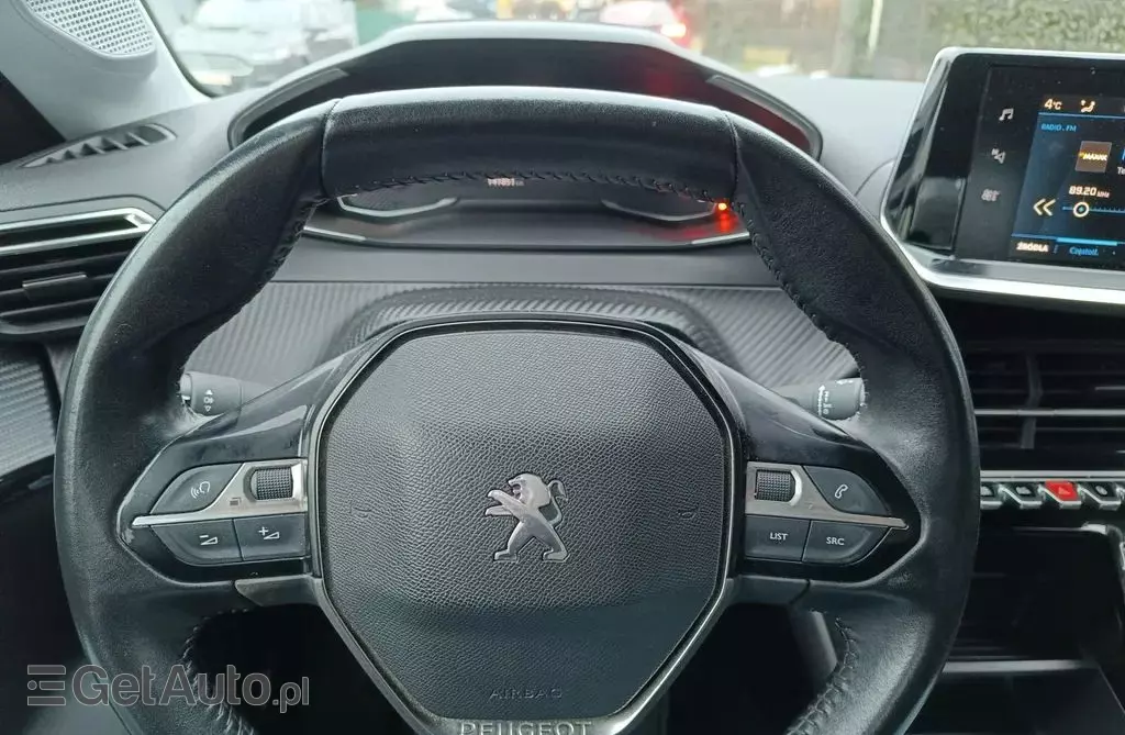 PEUGEOT 208 