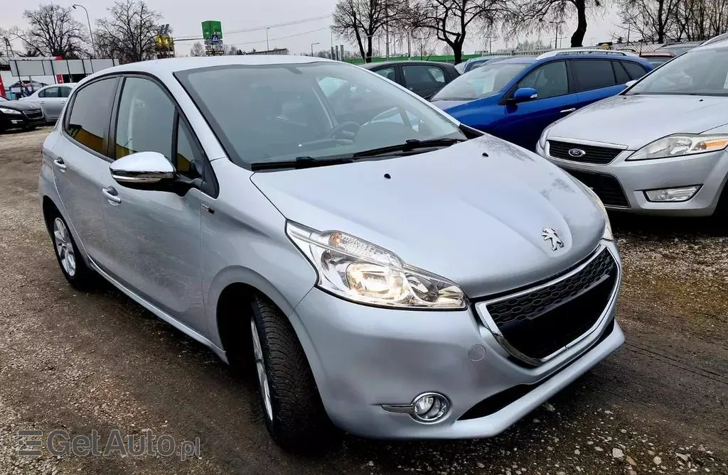 PEUGEOT 208 