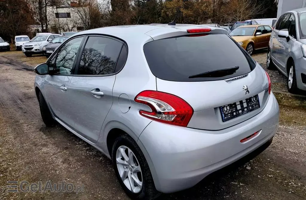 PEUGEOT 208 