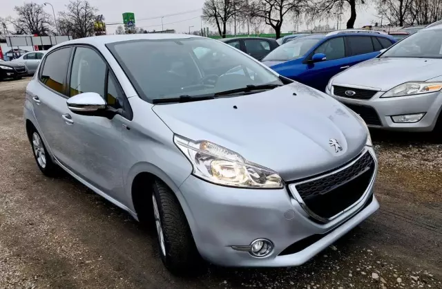 PEUGEOT 208 
