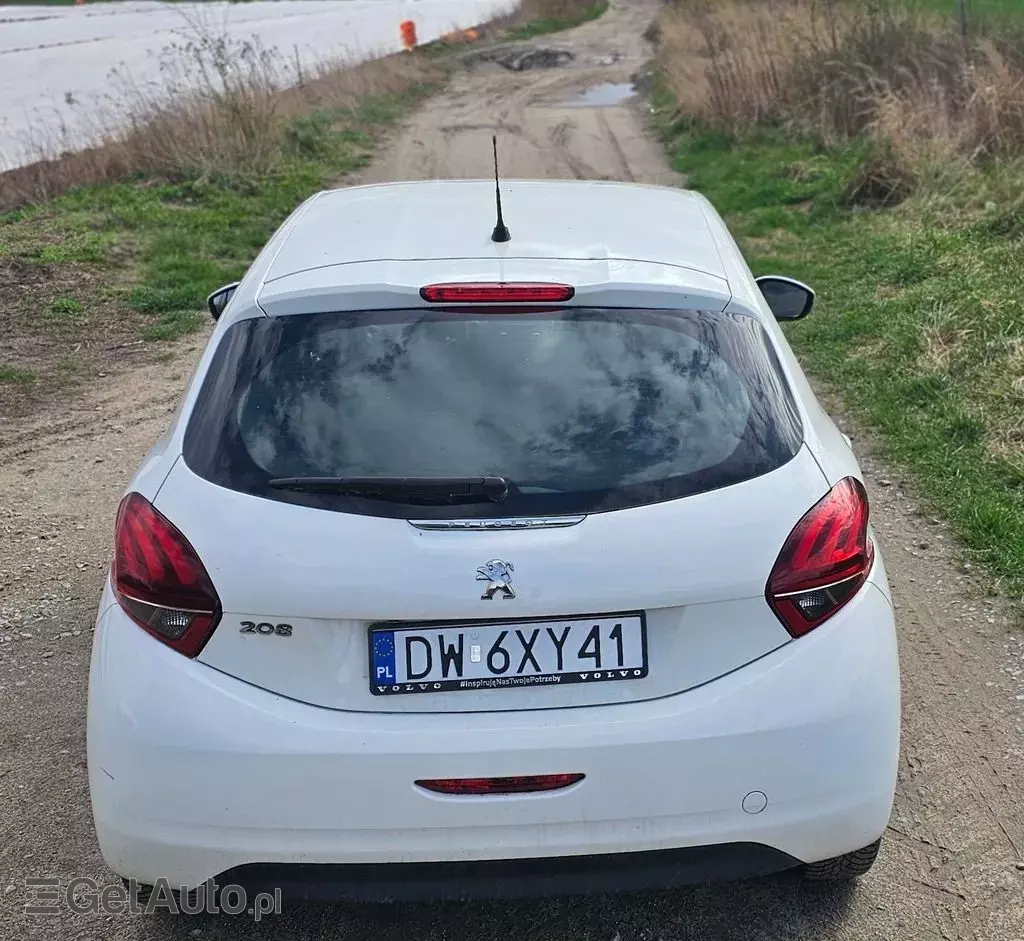 PEUGEOT 208 