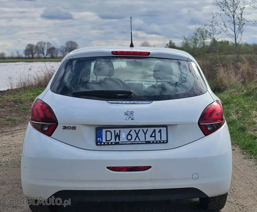 PEUGEOT 208 