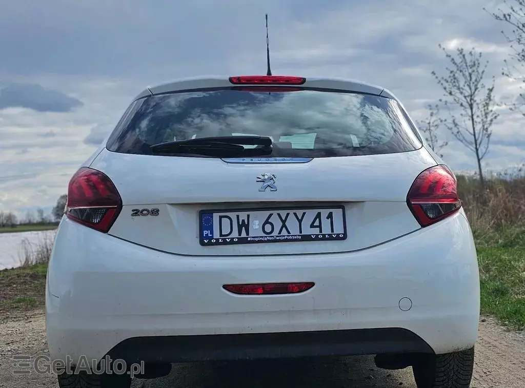 PEUGEOT 208 