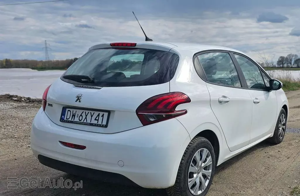 PEUGEOT 208 