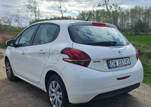 PEUGEOT 208 