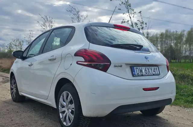 PEUGEOT 208 