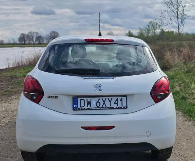 PEUGEOT 208 
