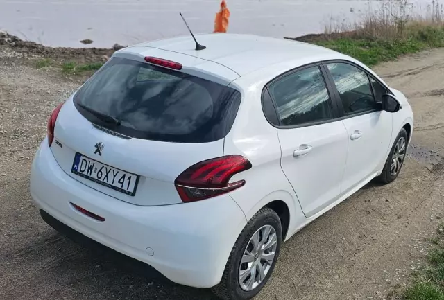 PEUGEOT 208 