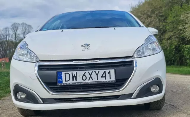 PEUGEOT 208 