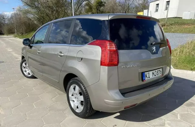 PEUGEOT 5008 