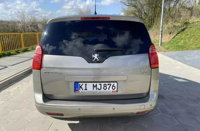 PEUGEOT 5008 