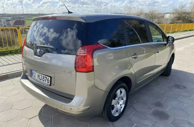 PEUGEOT 5008 