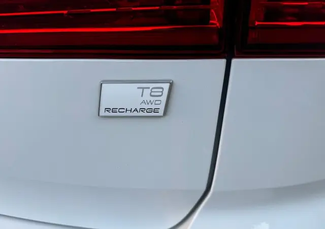 VOLVO XC 60 T8 Plug-In Hybrid AWD R-Design