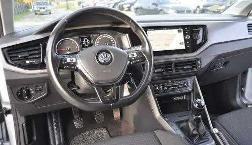 VOLKSWAGEN Polo 