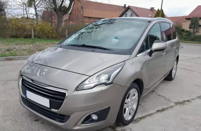 PEUGEOT 5008 