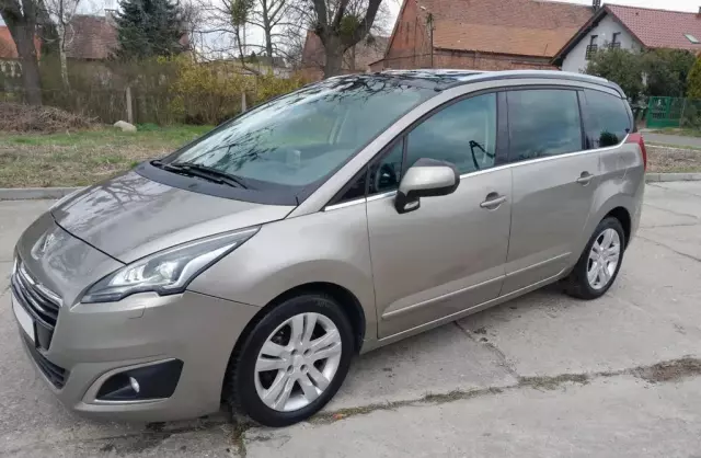 PEUGEOT 5008 