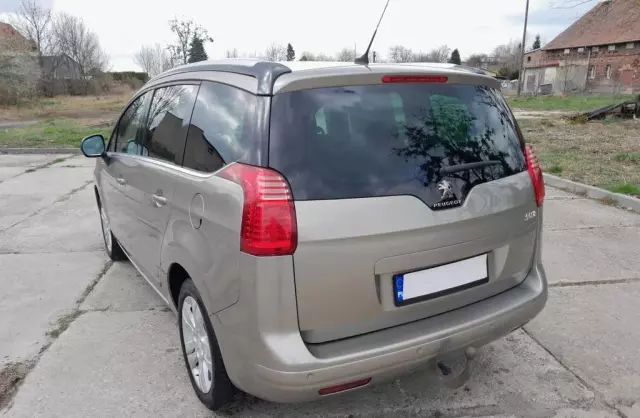 PEUGEOT 5008 
