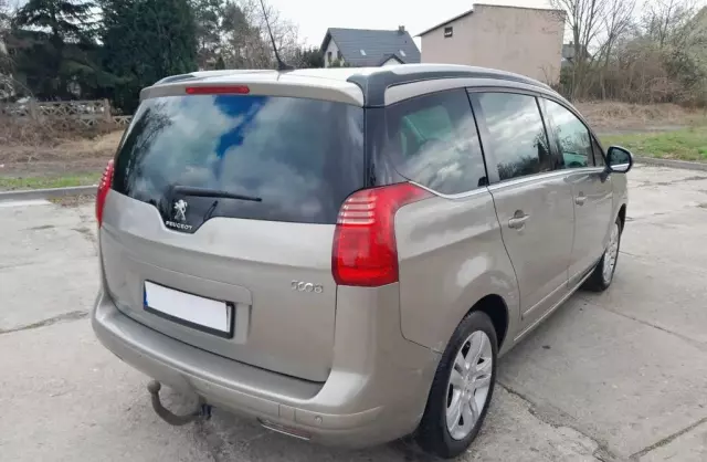 PEUGEOT 5008 
