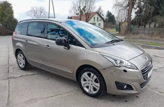 PEUGEOT 5008 