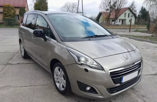 PEUGEOT 5008 